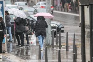 PROVALA OBLAKA U BEOGRADU! RHMZ IZDAO UPOZORENJE NA OLUJNI VETAR: Na snazi narandžasti meteo alarm! Stiže nagli PAD temperature