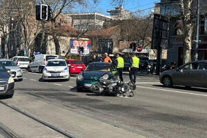 UDES KOD HRAMA SVETOG SAVE: Sudar motora i auta, motociklista povređen, saobraćaj usporen kod Slavije (FOTO)