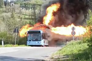KAD AUTOBUS POSTANE BACAČ PLAMENA: Evo šta je ostalo posle eksplozije rezervoara CNG na krovu vozila! VIDEO