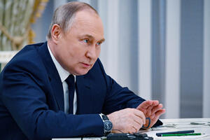 BRITANSKI MEDIJI PRENOSE PISANJA SA TELEGRAMA Putinu navodno pozlilo tokom važnog sastanka?!