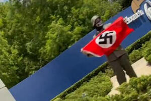 MAHALI SVASTIKAMA ISPRED DIZNILENDA: Evo kakvu poruku šalju nacističke zastave ispred dečijeg zabavnog centra na Floridi! VIDEO