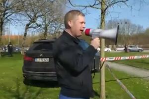 PONOVO PALIO KURAN U STOKHOLMU: Danski desničar muslimansku svetu knjigu zapalio dok ga je policija čuvala od protivnika VIDEO