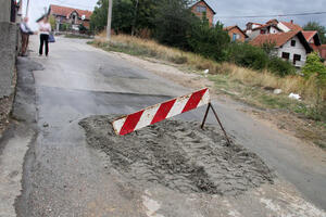 OPASNO! OTVORILA SE OGROMNA RUPA NA PUTU: Asfalt u Novom Sadu propao pod točkovima automobila (FOTO)