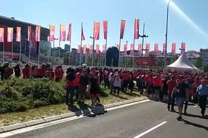 KURIR ISPRED ARENE! APSOLUTNO SVI U CRVENO-BELOM: Očekuje se 14.000 navijača Olimpijakosa u hali VIDEO