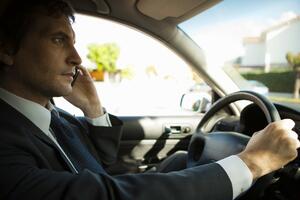 VIŠE NEMA ŠALE! Vozači koji koriste mobilni za volanom OSTAJU BEZ DOZVOLE i za to dobijaju kaznu od 4.000 evra!