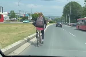 OVAKO NEŠTO NEMOJTE NIKADA DA RADITE! Biciklista snimljen u suludoj vožnji Beogradom, OVO JE OPASNO I NEODGOVORNO! (VIDEO)