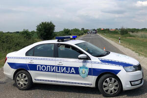 HAPŠENJE NA LOKALNOM PUTU KOD STARE PLANINE: Šverceri ljudi nagurali 10 migranata u 2 taksi vozila i krenuli ka Bugarskoj