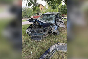 AUTO UDARIO U AUTOBUSKO STAJALIŠTE: Povređeno četvoro mladih, vozilo smrskano! (FOTO)
