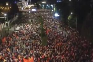 HILJADE MAKEDONACA SE OKUPILO U CENTRU SKOPLJA: Opozicija traži prevremene parlamentarne izbore VIDEO