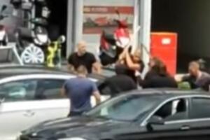 UZNEMIRUJUĆI SNIMAK! MOTKAMA I PESNICAMA TUKLI MLADIĆA NASRED ULICE: Jeziv napad u Sremskoj Mitrovici (VIDEO)