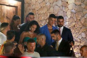KEŠ, KOLICA I KIČERICA! Ronaldo i Georgina prave novi trend? On izepiliran po grudima i nauljen, ona sa OGROMNIM dekolteom! (FOTO)