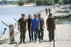 PEŠKE DO VELIKOG RATNOG OSTRVA: Stefanović obišao posadu pontonskog mosta ka Lidu