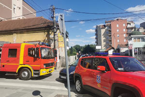 DRAMA U ČAČKU: Vatrogasci i policija evakuišu stanare iz 3 zgrade GRADOM SE ŠIRI NEPRIJATAN MIRIS (FOTO/VIDEO)