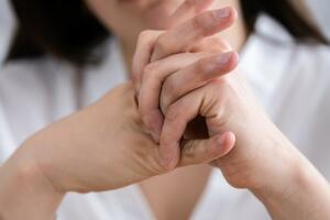 ZABORAVITE NA OVU NAVIKU ŠTO PRE: Doktor objašnjava koliko je loše pucketanje prstiju