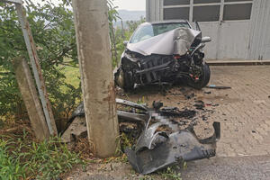 TEŠKA NESREĆA KOD ČAČKA: Autom se zakucao u betonski stub, muškarac stradao na licu mesta (FOTO)
