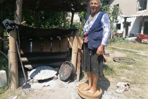 BAKA MILADIJA PRAVI CREPULJE ZA NAJUKUSNIJI HLEB, I TO NOGAMA: Evo kako to radi i koji materijl joj je potreban (FOTO, VIDEO)