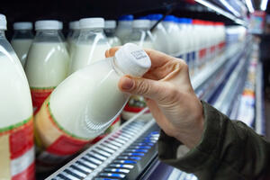 NEKE PRODAVNICE KRŠE UREDBU DRŽAVE: Prodaju mleko po većoj ceni od propisane