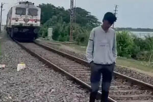 ŠETAO PRUGOM I SNIMAO ZA DRUŠTVENE MREŽE Toliko se zaneo da nije čuo da dolazi voz! Brutalan snimak nesreće indijskog tinejdžera