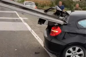 BANKINA PROBILA ČITAV AUTO, KAKO JE OVO MOGLA DA PREŽIVI?! Stravičan snimak nesreće kod Krnjeva ledi krv (VIDEO)