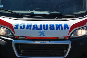 AUTOMOBILOM UDARIO PEŠAKA U KRALJEVU: Povređeni muškarac prevezen u bolnicu