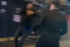 PESNICOM U GLAVU! BRUTALAN NAPAD U VINČI: Pogledajte kako muškarac udara mladića na autobuskoj stanici (VIDEO)