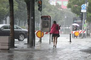 RHMZ PONOVO UPOZORAVA NA VREMENSKE NEPOGODE: Stiže velika količina padavina, grmljavina i olujni vetar! VODOSTAJI U PORASTU