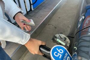 DANAS PADA CENA GORIVA: Evo koliko će pojeftiniti dizel, a koliko benzin
