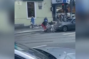 ŠOK VIDEO! DRAMA U CENTRU BEOGRADA: Mladić i devojka davili čoveka na ulici kod Vukovog spomenika!