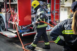 POŽAR U ŠKOLI NA KARABURMI: Buknulo na drugom spratu, intervenisali vatrogasci