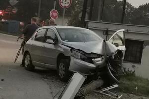 UDES NA ISTOM MESTU GDE SU SE JUČE SUDARILI AUTOMOBIL I TRAKTOR: Auto udario u stub, iščupao ga iz korena! (FOTO)