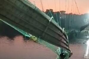 STRAVIČNA TRAGEDIJA U INDIJI: Srušio se tek obnovljen viseći most, najmanje 90 mrtvih, ljudi vise sa kablova (VIDEO)