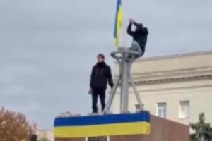UKRAJINCI UŠLI U CENTAR HERSONA: Građani se okupljaju, zastavama dočekuju ukrajinsku vojsku