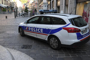 NASTAVNIK UBIJEN U ŠKOLI: Horor u Francuskoj - izboden nožem nasmrt, dve osobe RANJENE
