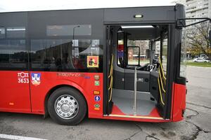 DRAMA NA LINIJI 50, MOMAK PAO U AUTOBUSU, NE REAGUJE! Reakcije putnika šokantne: "Sa zverima bar znamo na čemu smo, s ljudima..."