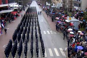 PUKNI ZORO ZAGRMELA U ISTOČNOM SARAJEVU: Ovako su pevali policajci MUP Republike Srpske na kraju defilea! VIDEO