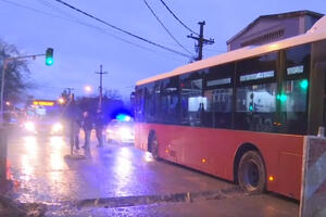 ZAPALIO SE AUTOBUS NA LINIJI 511: Vozač munjevito reagovao, ali je požar morao da gasi VODOM?! (FOTO)