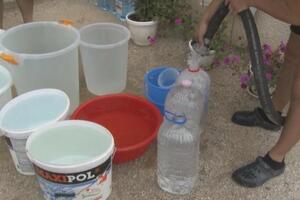 LIM ZAMUTIO PIJAĆU VODU: Prijepoljci ponovo pune flaše i kante, postavljene i cisterne na više lokacija u gradu