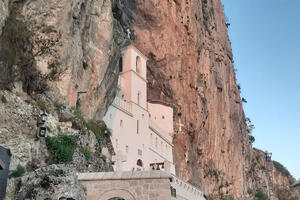 EVO ČIJA NOGA NE SME DA KROČI NA OSTROG: Postoje stroga pravila ponašanja na ovom SVETOM MESTU, a jedno se nikako ne radi