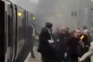 POMAHNITALI VOZ: Prestravljeni putnici beže iz vagona KOLIKO IH NOGE NOSE pošto su se čule eksplozije i buknula vatra (VIDEO)