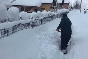 ŽITELJI VLASINE OD SMETOVA NISU MOGLI IZ KUĆA ČAK NI PO DRVA! Sneg do pojasa! Sad samo kopaju puteljke od vrata do kapije (FOTO)