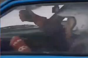 BLENUO U GRUDI PA ISPUSTIO POBEDU: Reli vozač u Rusiji pao na vrelu provokaciju gledateljke, pogledajte taj URNEBESNI TRENUTAK