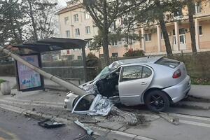 TEŠKA SAOBRAĆAJKA U ZEMUNU: Automobil se zakucao u banderu i srušio je! Seat poptuno uništen