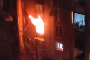 ČUO SE VRISAK, VATRA JE VEĆ KULJALA! Komšije na Novom Beogradu uplašene, tročlana porodica spašena, POŽAR PROGUTAO STAN! (VIDEO)