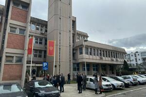 DIREKTORKA KLINIČKOG CENTRA PODGORICA: Osam osoba javilo se posle eksplozije bombe na ulazu u sud!