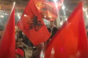 SKANDALOZAN SNIMAK IZ CRNE GORE: Albanski forum dobio izbore u Tuzima, pa slave uz povike "UČK, UČK", vijori se zastava OVK VIDEO
