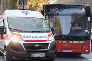 STRAVIČNA SAOBRAĆAJKA NA ČUKARICI Autobus na liniji 56 sleteo sa puta, vozač POGINUO NA MESTU! Ima i povređenih putnika