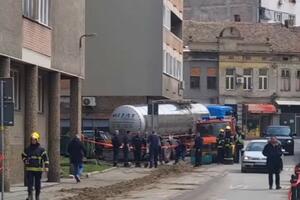 ISCURIO MAZUT U CENTRU SMEDEREVA: Zbog ljudske greške razlio se po ulici i trotoaru (FOTO)