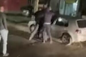 KAFANSKA TUČA POLICAJACA U RANU ZORU: Jedan vrišti i hvata se za pištolj, drugi psuje, treći pokušava da ih razdvaji (VIDEO)