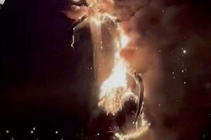 DRAMA U DIZNILENDU! Zapalio se zmaj iz filma koji bljuje vatru, posetioci u Los Anđelesu u panici vrištali (VIDEO)