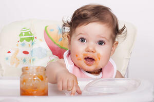 SAMOSTALNO HRANJENJE: Kako da vaša deca nauče sama da jedu, a da ne prospiaju hranu?